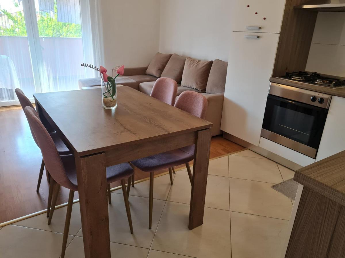 Apartment Nora Near The Beach Pula Exterior photo